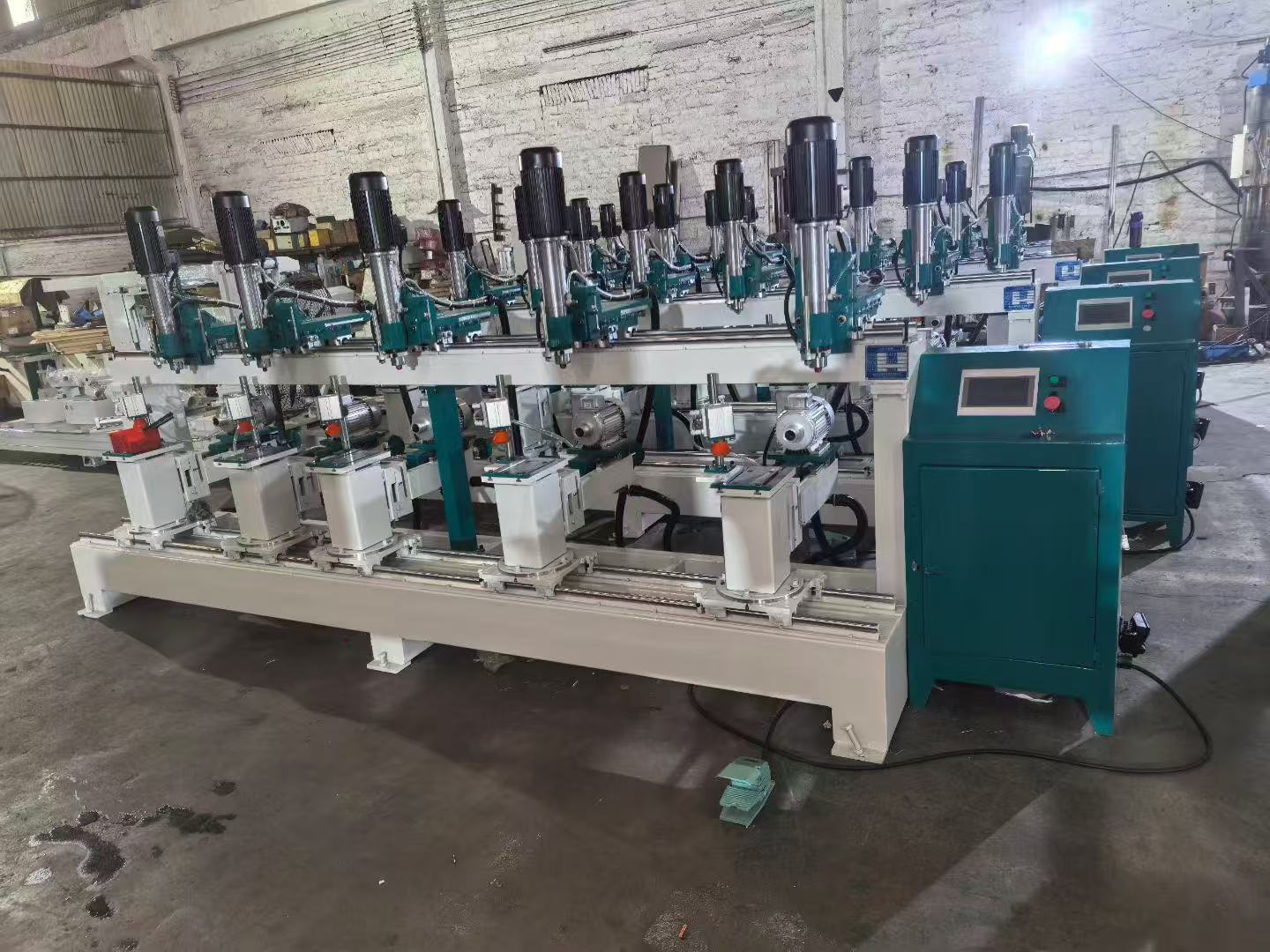 鉆孔機：正鉆，反鉆，橫貼，豎鉆，斜鉆，側鉆，手動，半自動，全自動；使用昆侖通態TPC7032Ei